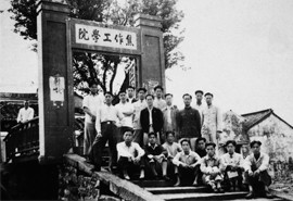 1948年9月学校迁往苏州时的学生合影（黑白老照片）