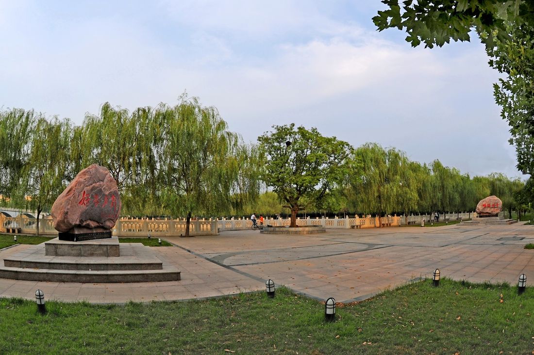 河南理工大学校风校训广场（彩色照片）